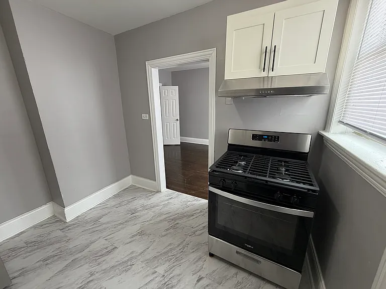 1332 W 82nd St — Photo 5