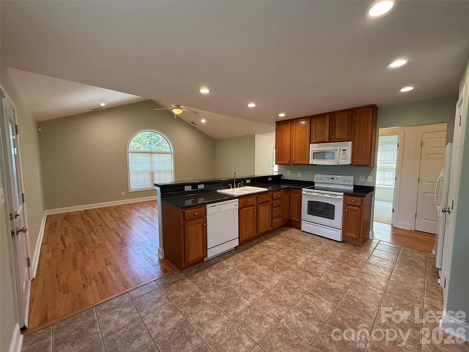 4 bed, 3.0 bath, 1801 sqft, $2,575 — Photo 4