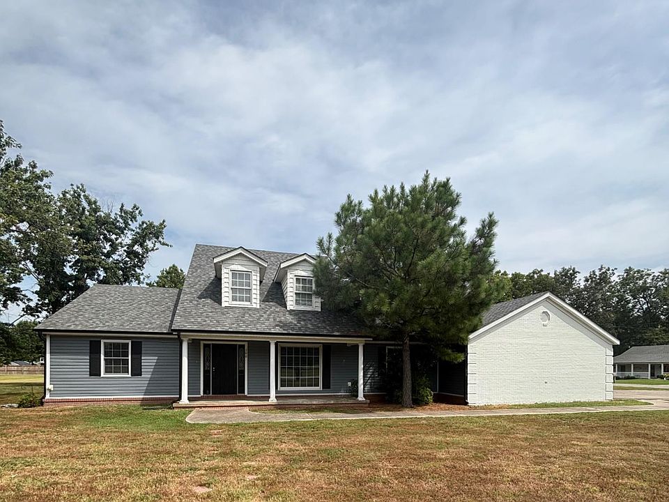 1st image of 100 Charleston Dr