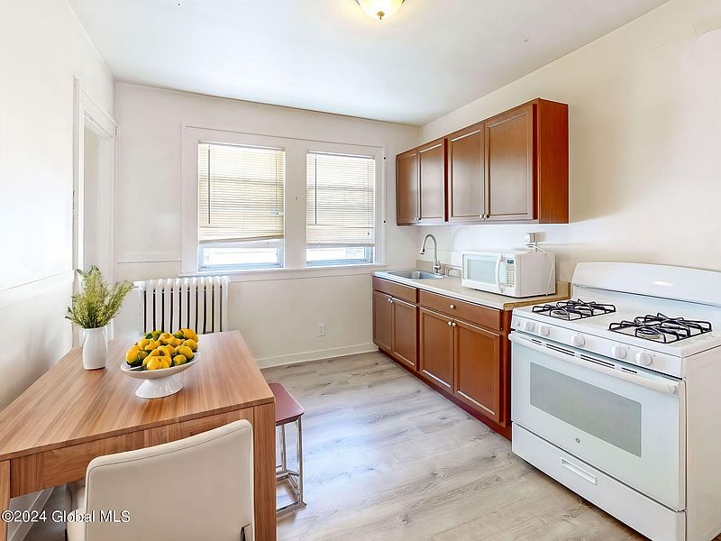 3rd image of 606 Morris Street