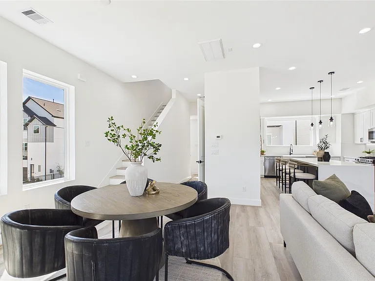 2421 Harrington St — Photo 23