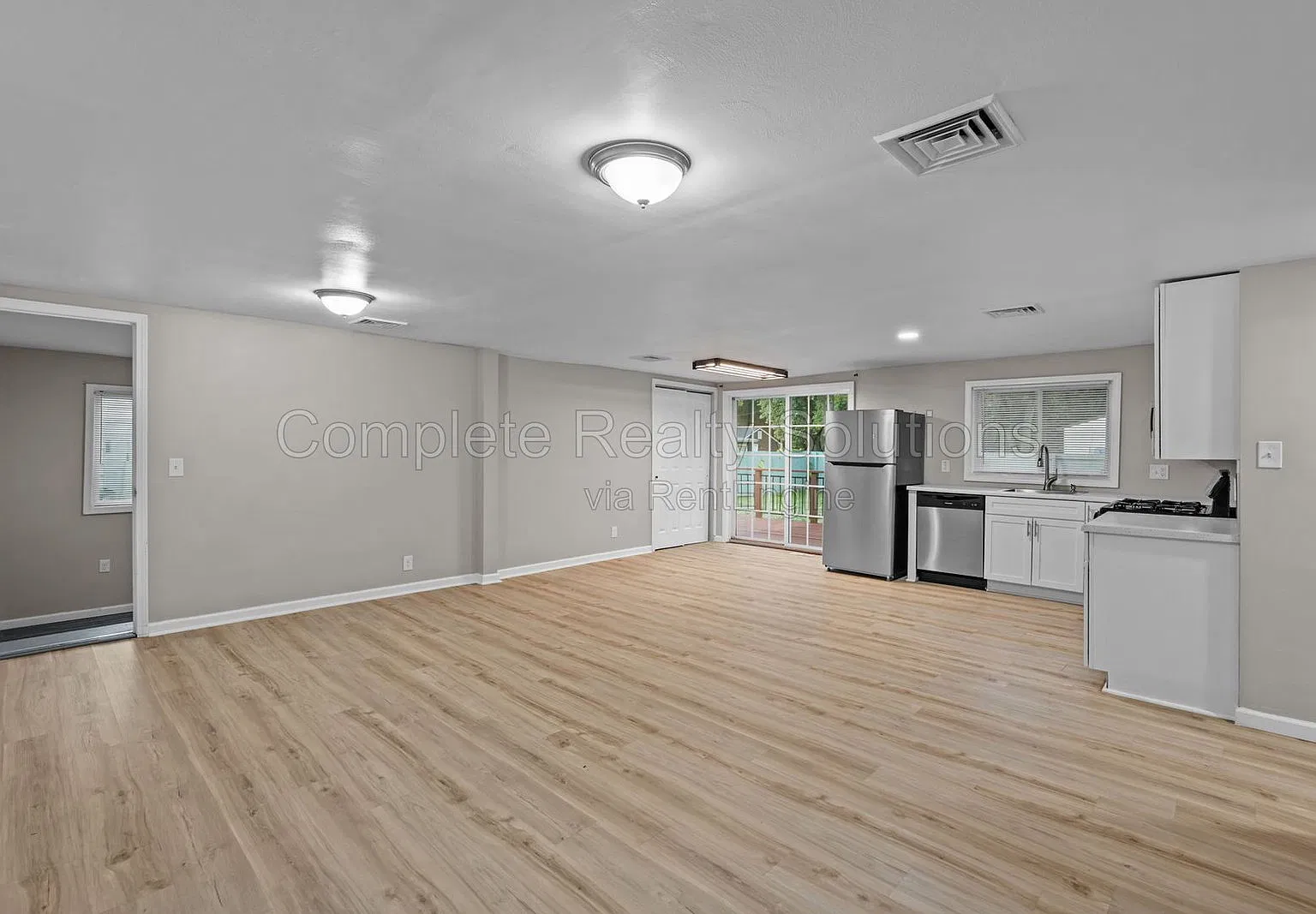 3 bed, 1.0 bath, 950 sqft, $1,800 — Photo 3