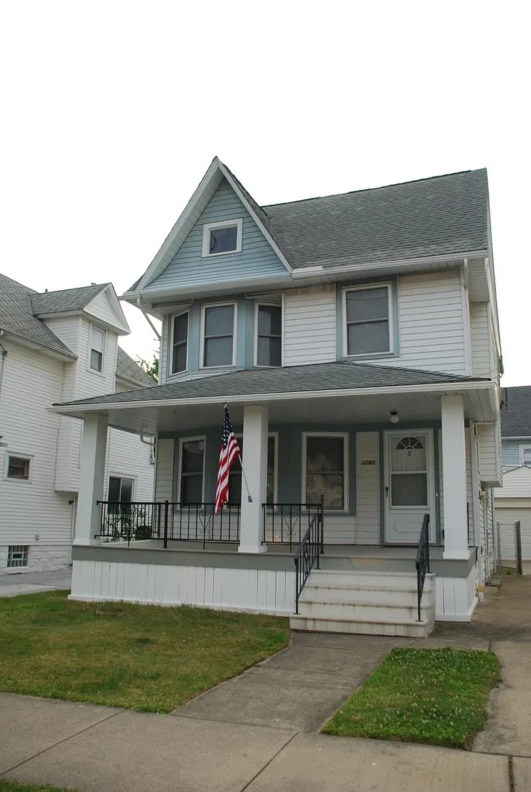 1283 Beach Ave photo 1