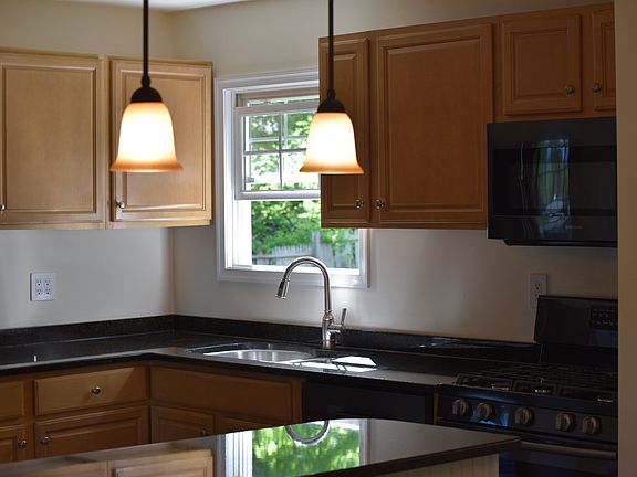 3rd image of 9 Beardslee Hill Dr