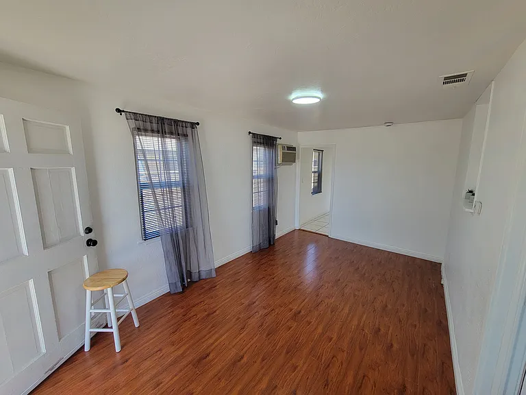 N Soldano Ave — Photo 7