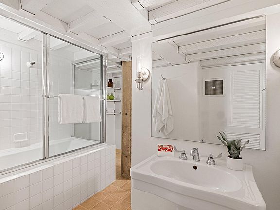5th image of 601 4th St Unit 206