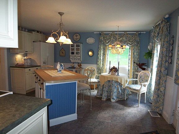 Eat in Kitchen - Eating area and center island w/breakfast bar