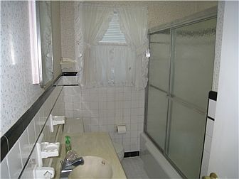 First floor full bath w/tub