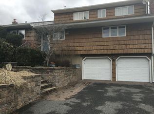 126 Autumn Dr, Hauppauge, NY 11788