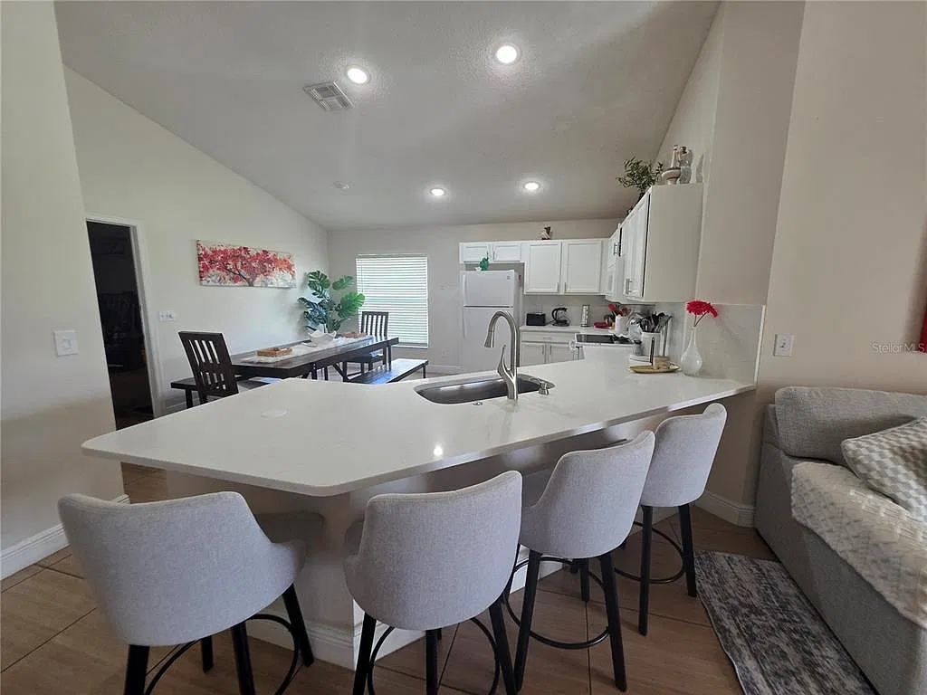 4 bed, 3.0 bath, 1723 sqft, $2,300 — Photo 2