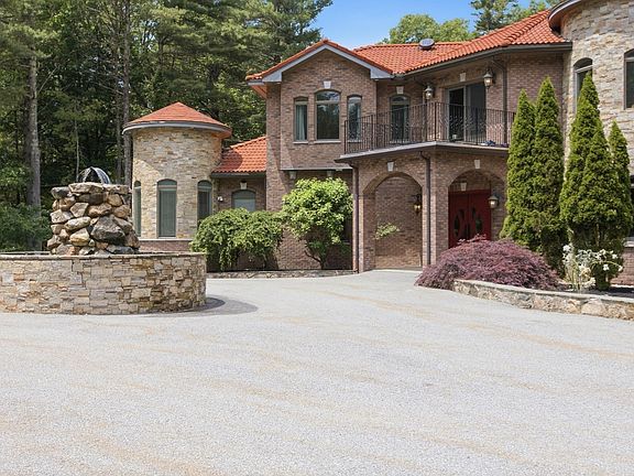 4th image of 8 Janice Ave