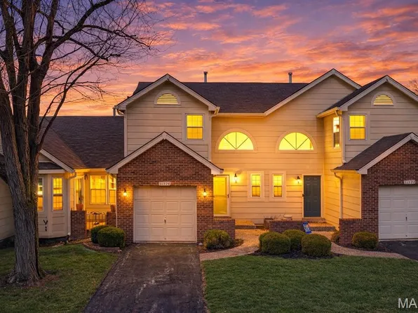11934 Autumn Lakes Dr, Maryland Heights, MO 63043