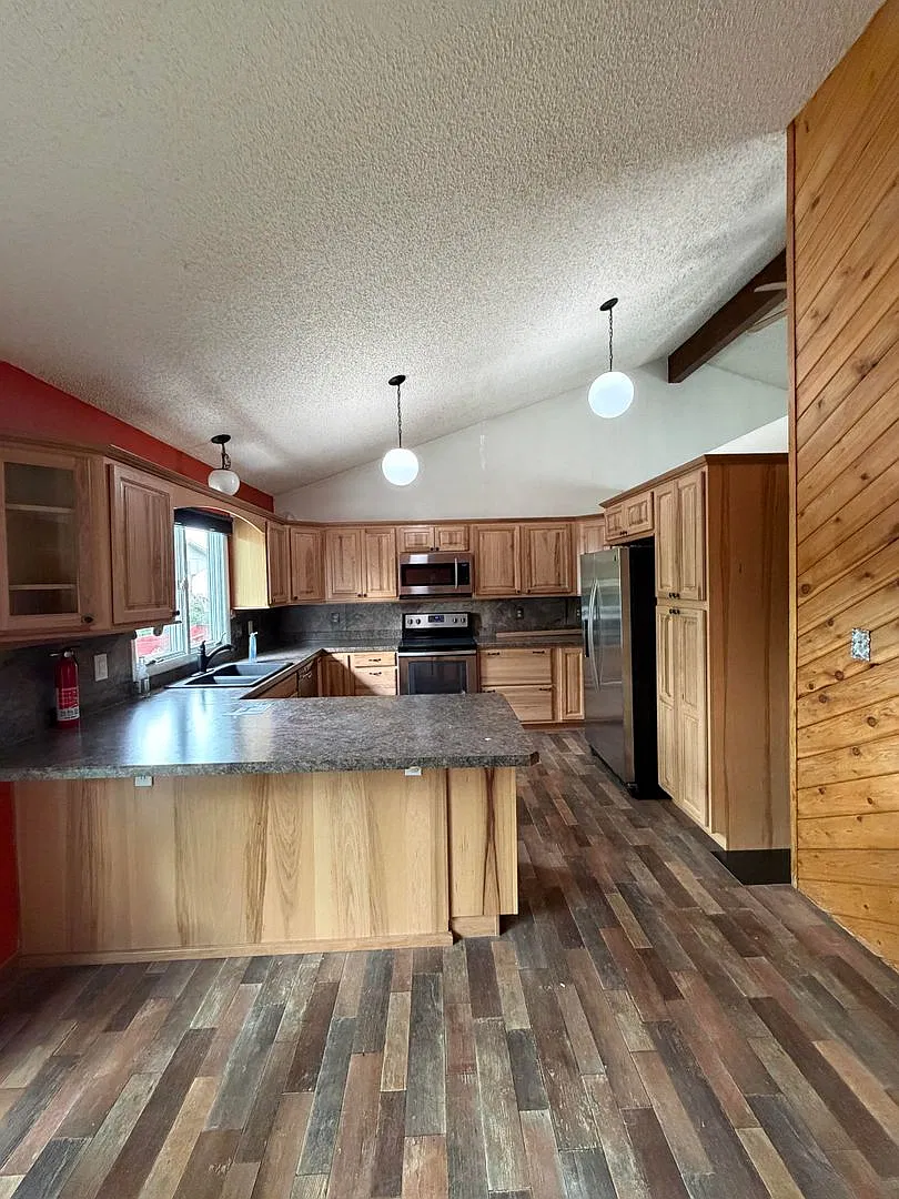 Spacious 5-Bedroom, 3-Bath Home with Garage & Multiple Living Areas — Photo 2