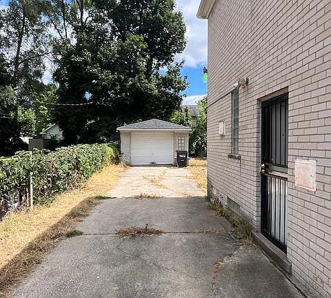 3rd image of 14526-32 Evergreen Rd