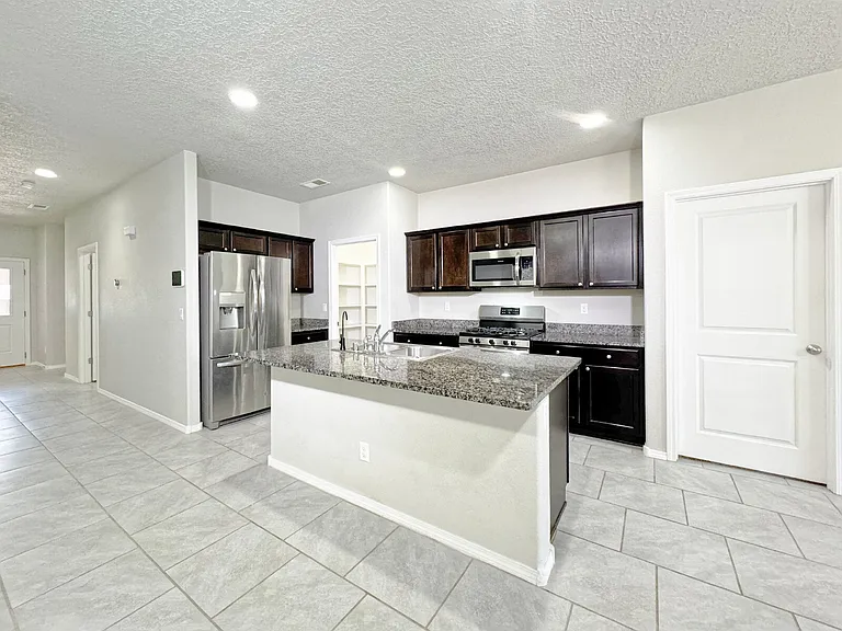 4143 Summit Park Rd NE — Photo 4