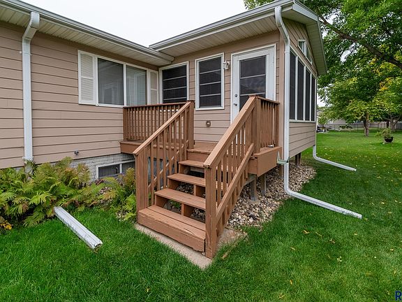 3rd image of 1108 E Jane Ln