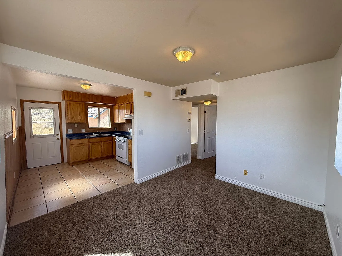 2 Bedroom 2 Bathroom Home — Photo 3
