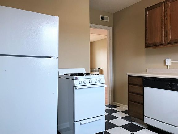 4th image of 3160 Davenport St #117