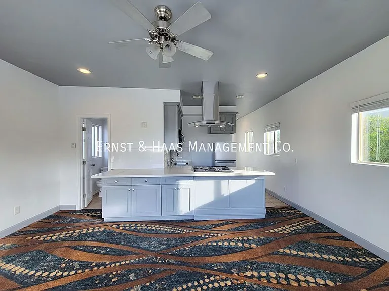 934 E Broadway — Photo 3