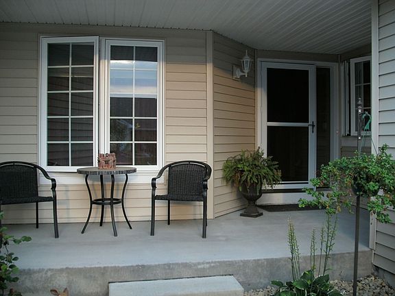 Nice front porch for sitting