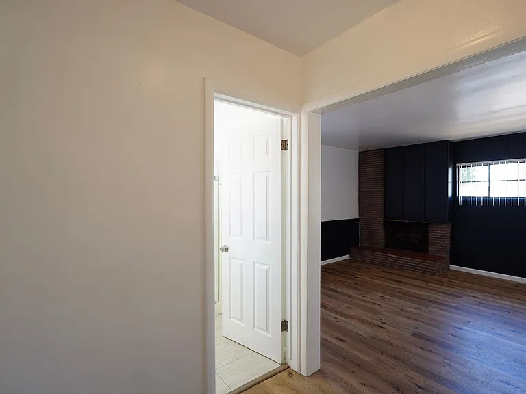 604 W 10th St — Photo 15