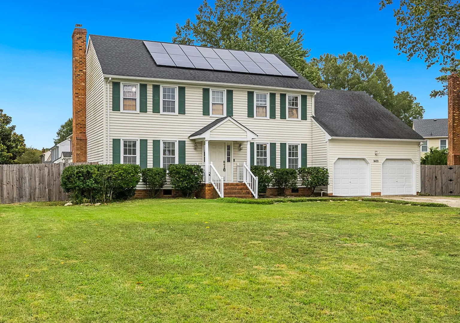 Come see this warm and welcoming 5 bedroom, 3 full bath home with 2,718 sq. ft. and beautiful har... — Photo 3