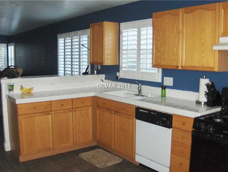 1 story home with 2 car garage in a gated community — Photo 4