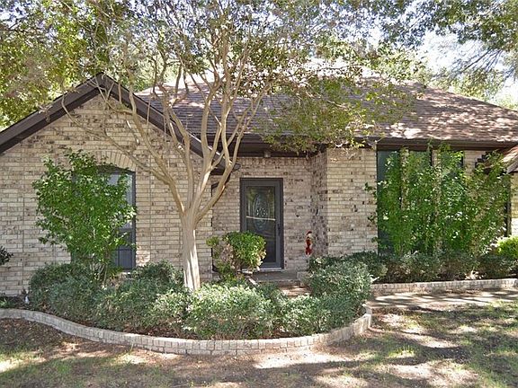 3rd image of 1525 Holyoak Ln