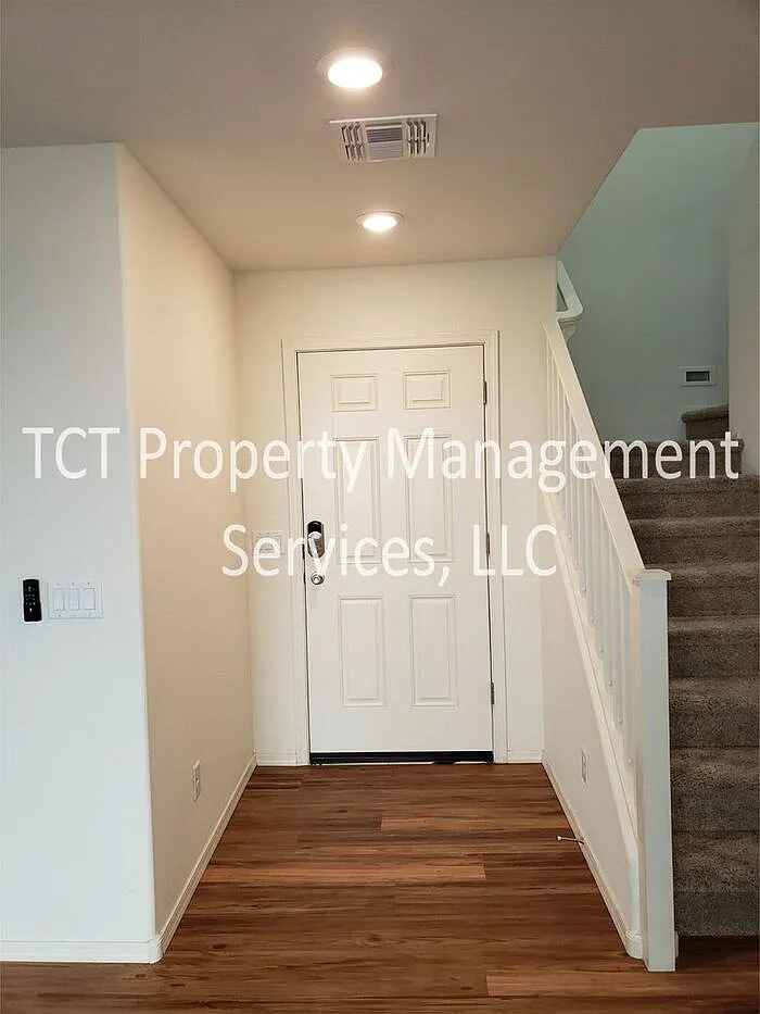 3 bed, 2.5 bath, 2270 sqft, $2,565 — Photo 2
