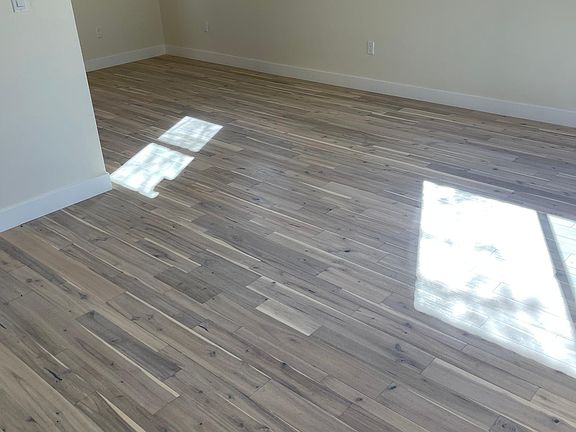 3rd image of 23040 Victory Blvd