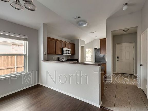 4th image of 2213 Preston Ln