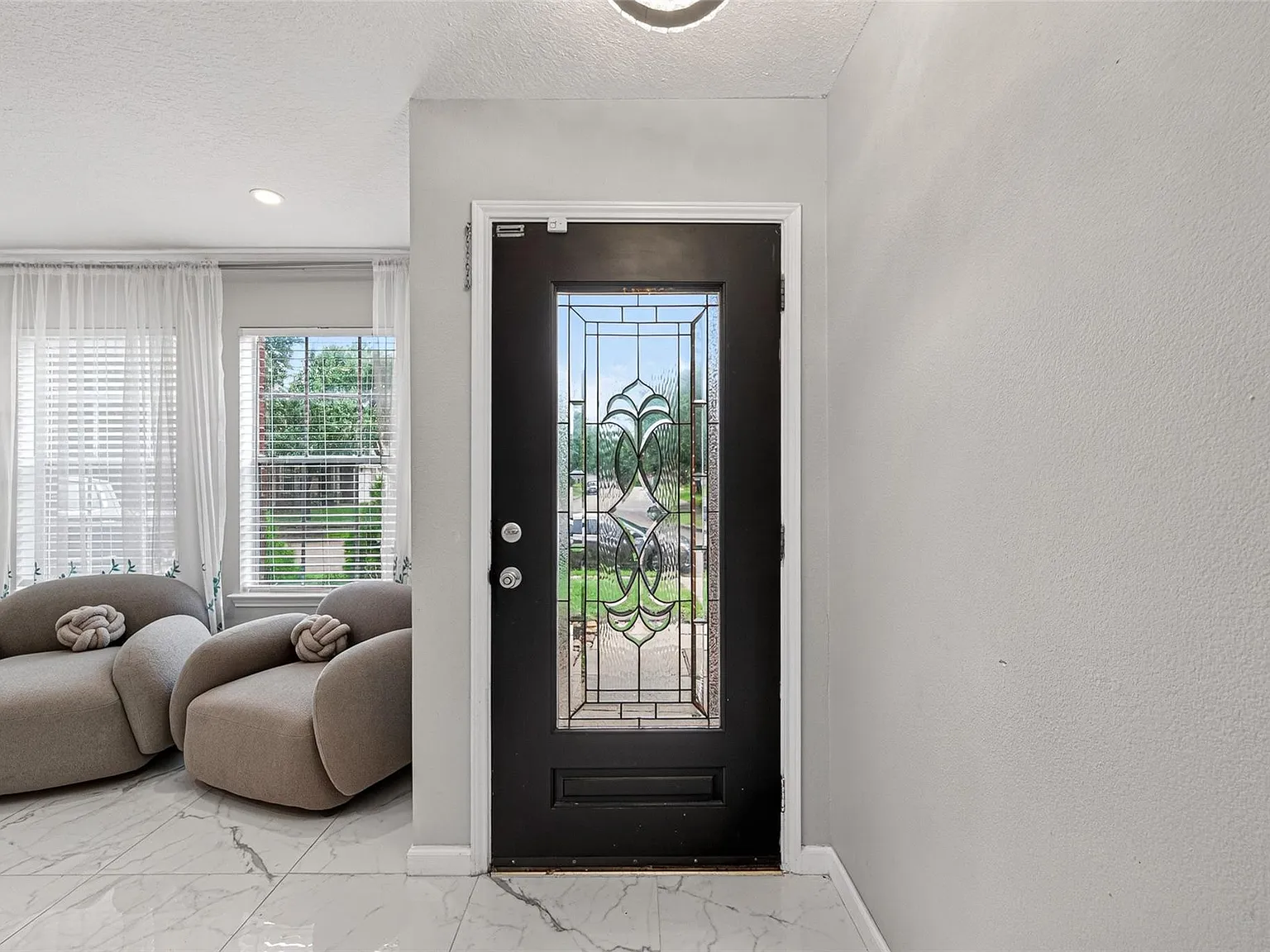 4 bed, 2.5 bath, 2477 sqft, $2,595 — Photo 4