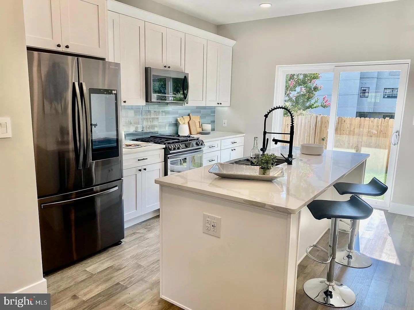 3 bed, 2.5 bath, 2025 sqft, $3,000 — Photo 2