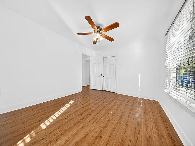 5225 De Longpre Ave — Photo 12