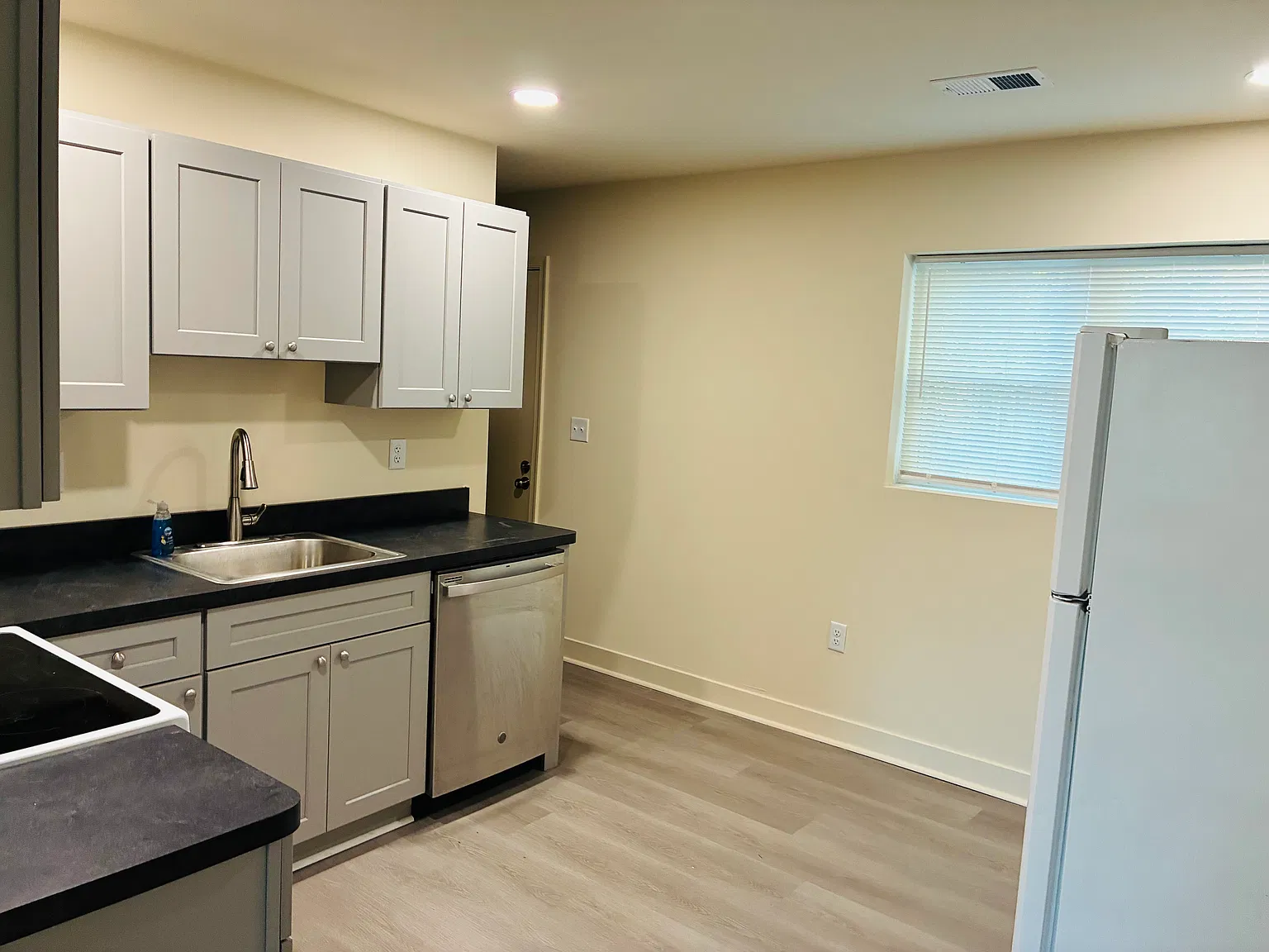 3 bed, 1025 sqft, $1,600 — Photo 3