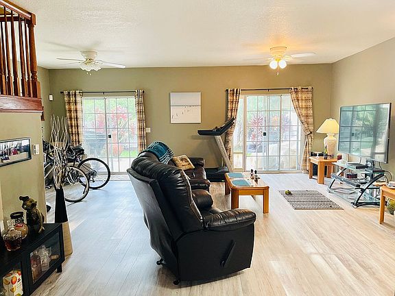 3rd image of 908 Woodbridge Ct