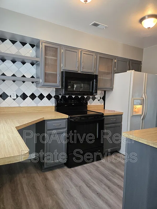 2 bed, 1.0 bath, 1000 sqft, $1,800 — Photo 4