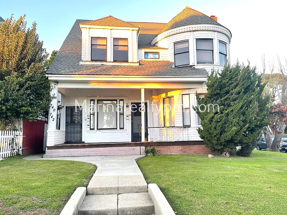 744 York St #740