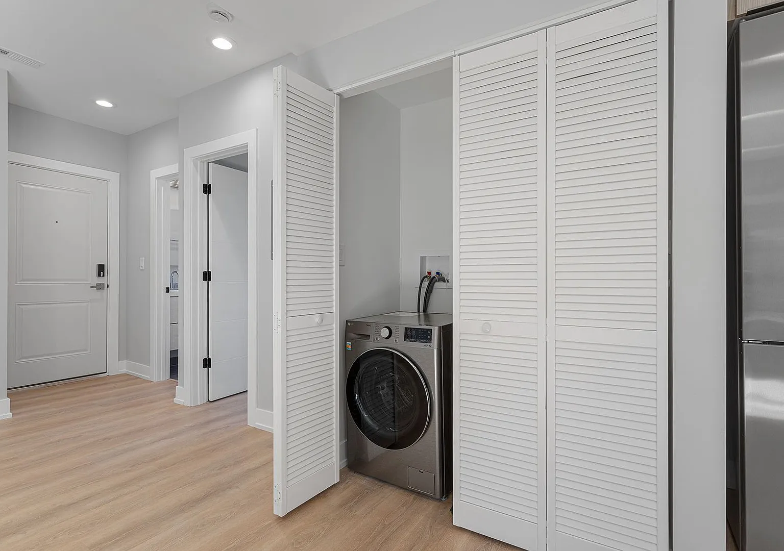 3 bed, 800 sqft, $2,150 — Photo 3