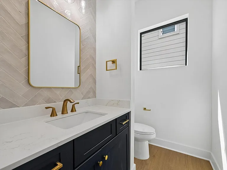 1325 W 22nd St — Photo 14