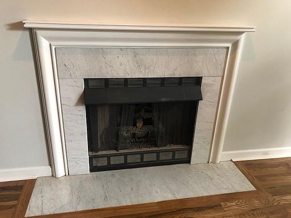 Living Room Fireplace With Gas Logs