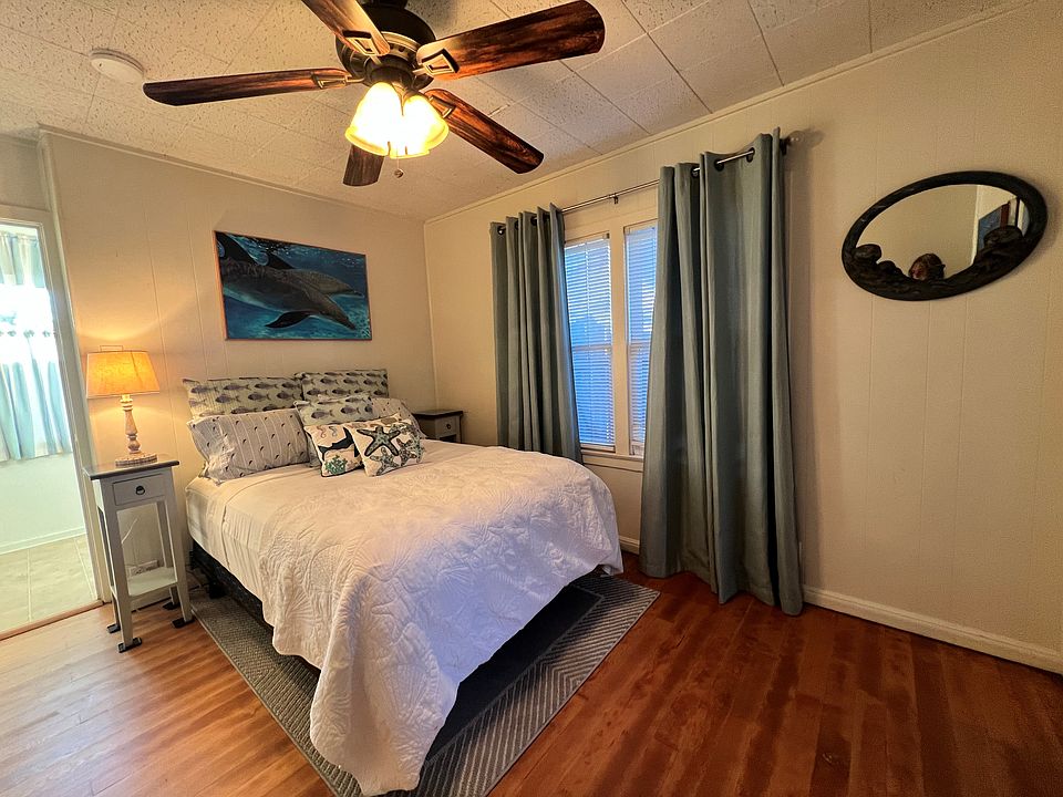 Bedroom 2- Full size bed