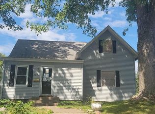 3016 Cleveland St, Clinton, IA 52732