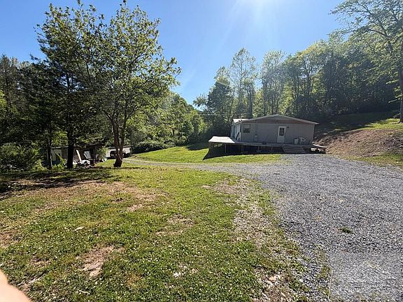 5th image of 34 Yellow Rose Dr