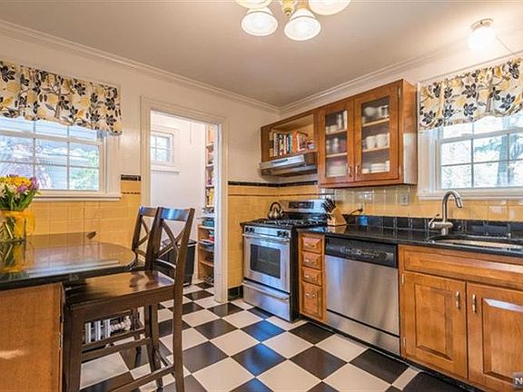 3rd image of 3 Mount Pleasant Pl