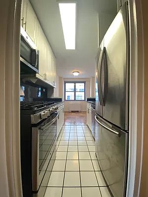 5th image of 250 E 63rd St APT 17B