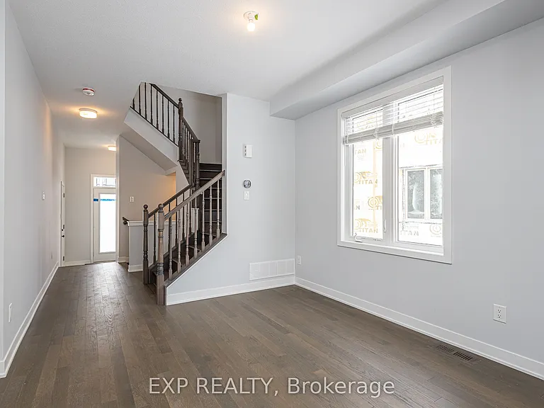 218 Ormiston Cres — Photo 4