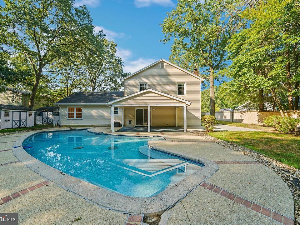 2nd image of 2811 Pinewood Dr
