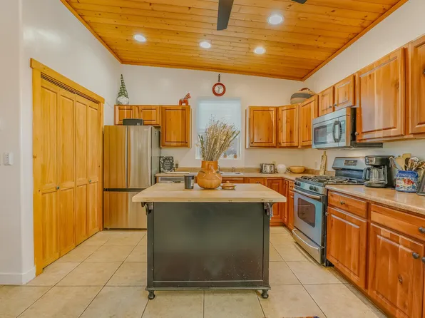 329A Randall Ln, Taos, NM 87571