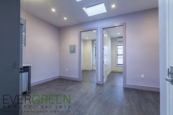 Rented by Evergreen Apartments BK | media 9